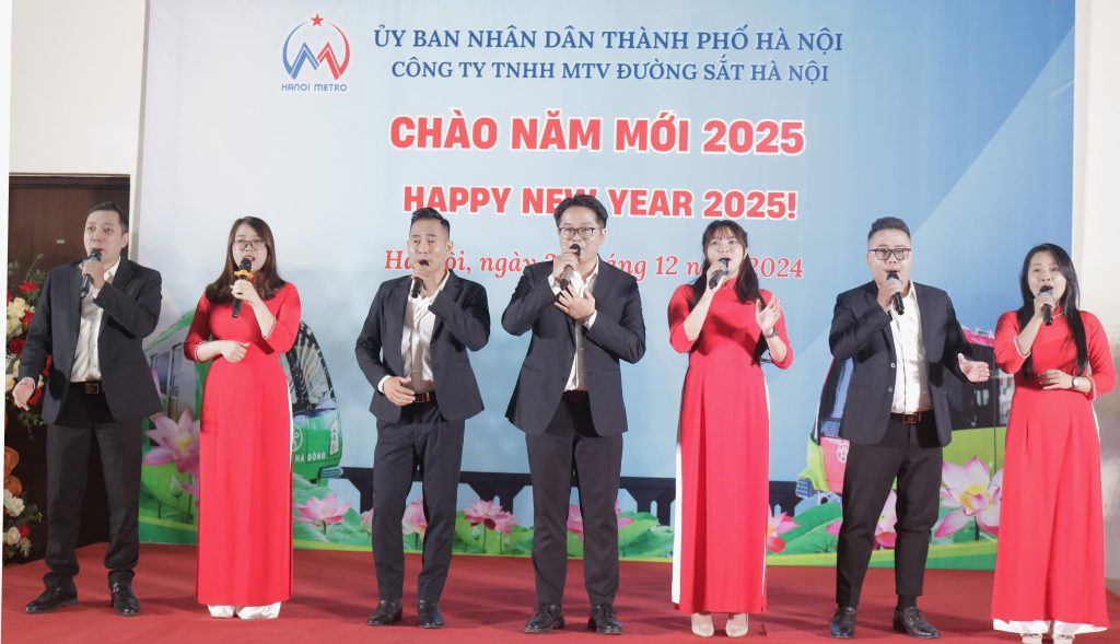 Đội văn nghệ Công ty biểu diễn ca khúc: Đoàn tàu mùa xuân- Sáng tác: Tiến sĩ Vũ Hồng Trường